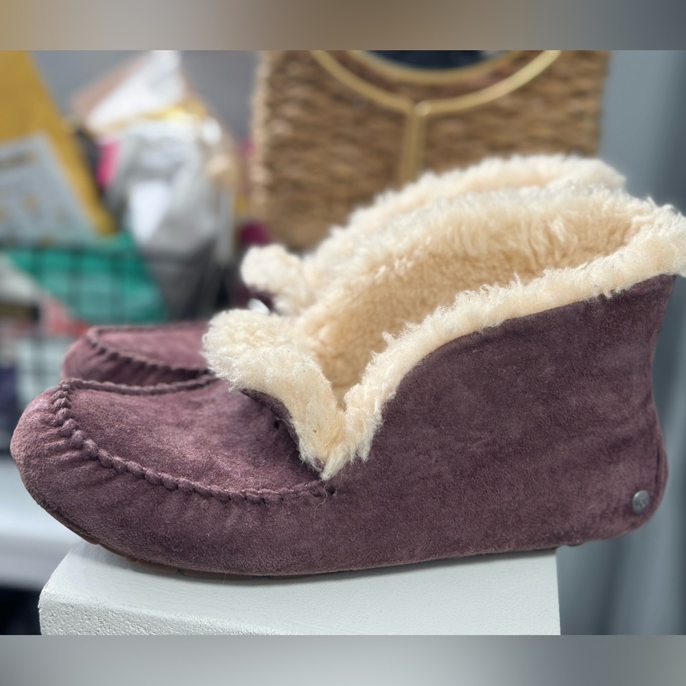 Ugg Suede Women’s Alena Slippers size 8 Color Plum